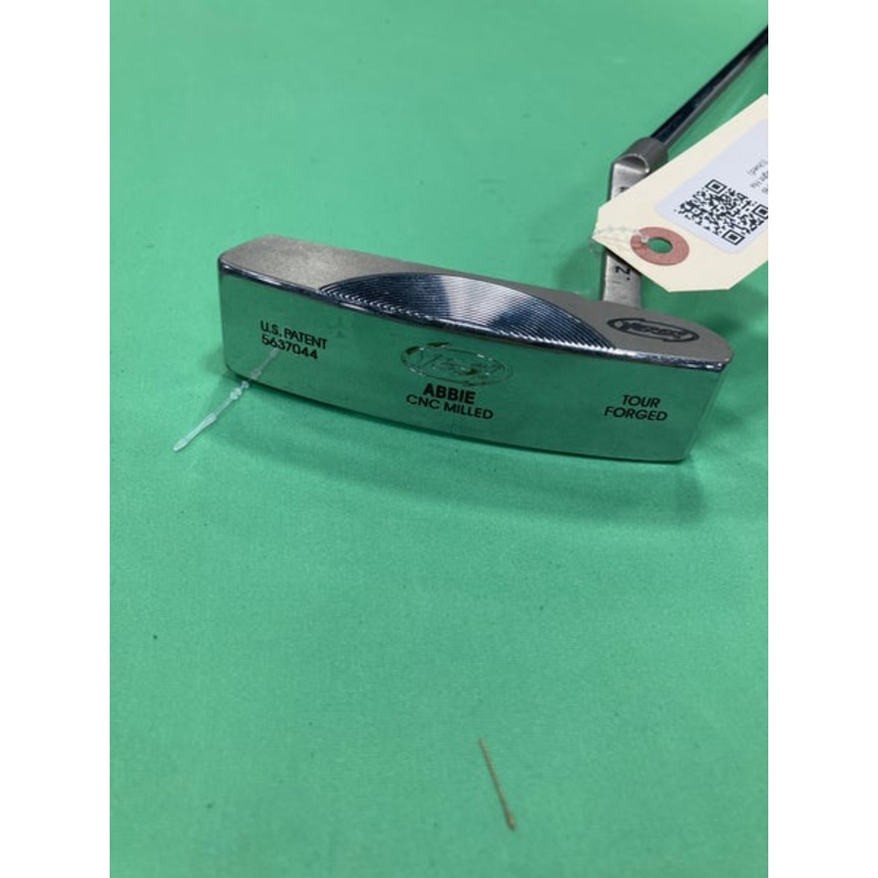Men’s Yes! Abbie Blade Putter Right Handed 31 (Used)